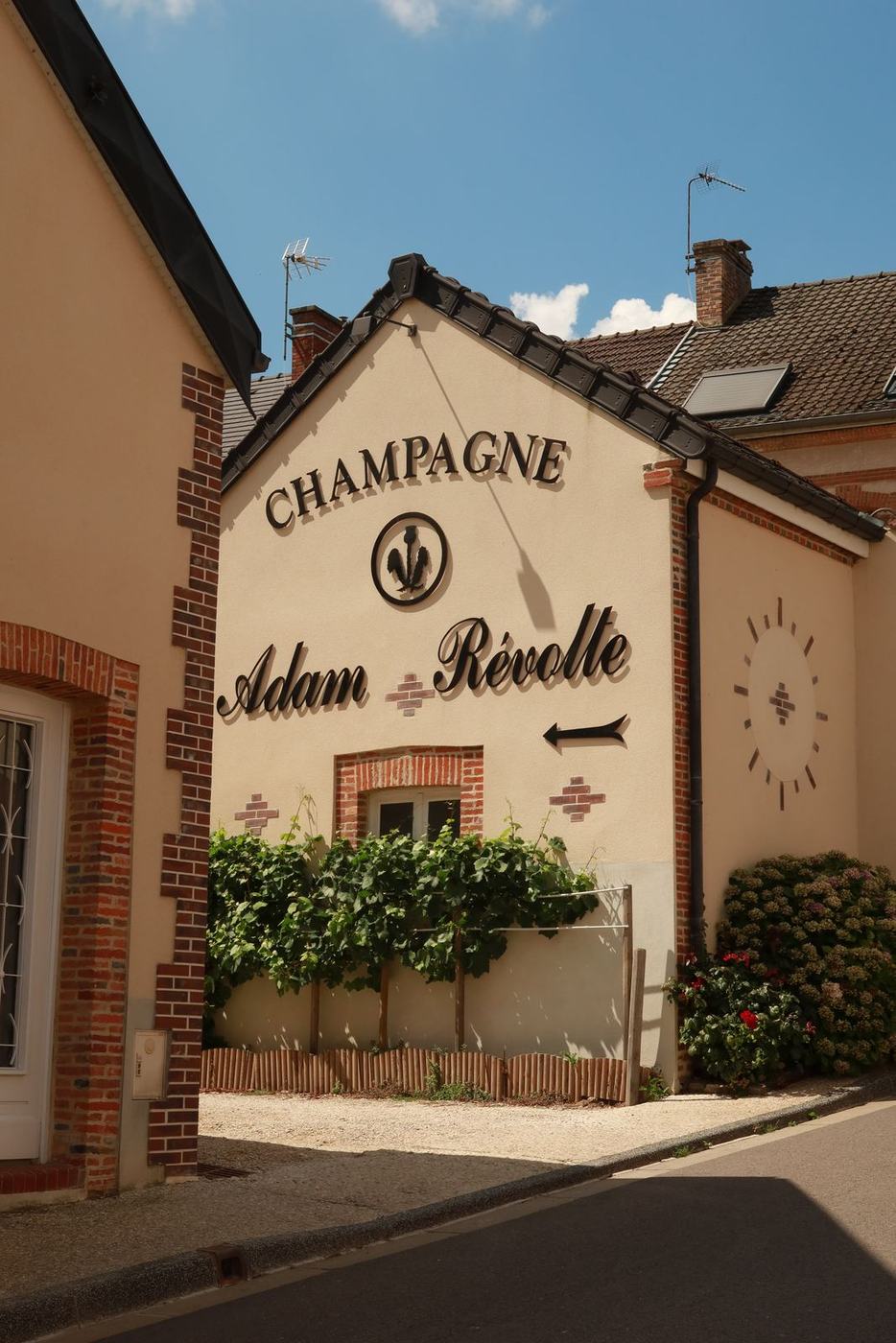 Champagnehuis Adam-Réelle met bloemen voor de gevel, Champagnestreek